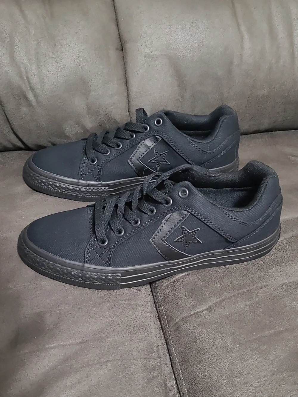 Converse Youth Low-Top Sneakers in Black
